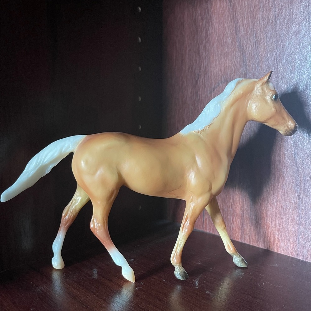 Classic Breyer horse palomino thoroughbred/quarter horse cross